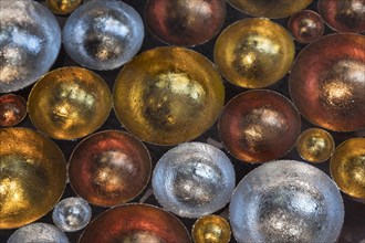 Shop window with Indian metal bowls