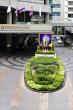 Picture Thailand's King Maha Vajiralongkorn in front of the Intercontinental Hotel