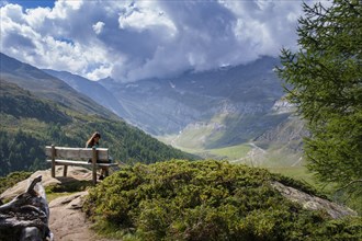 Hiker resting on the Panorama Trail