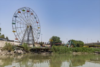 Ferris wheel along the Tigris river