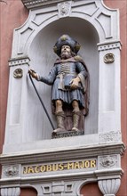 Figure of Jacobus-Major on the facade of the Geschichtenhaus in the Schnoor