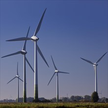Wind turbines in Marschlandschaft