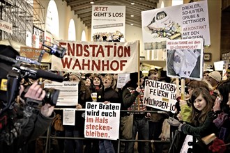 Start of construction for the Stuttgart 21 railway project: buffer stop 049 is symbolically lifted off the track while opponents of the railway project demonstrate at Stuttgart Central Station. Misman...