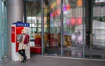 Traveller standing at a Deutsche Bahn ticket machine