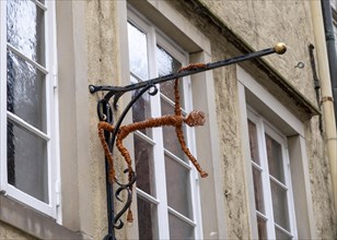 Figure on the facade of the Speichergalerie in the Schnoor