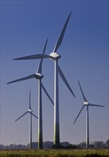 Wind turbines in Marschlandschaft