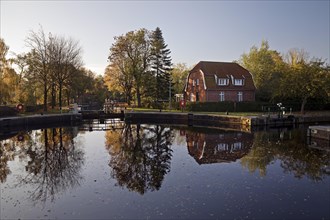 Central chamber of the Kesselschleuse with the lock servant's house in autumn
