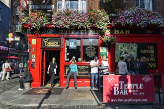 Visitors in front of the famous Temple Bar pub