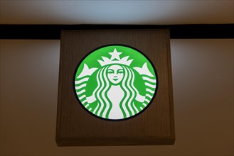 Logo Starbucks illuminated