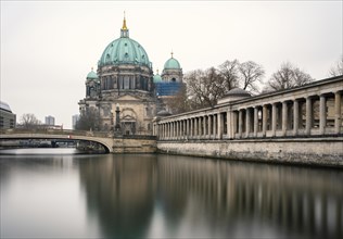 Long exposure of the Spree with the Berlin Cathedral and the Karl Liebknecht Bridge