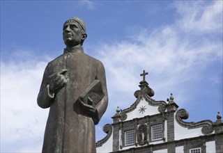 Monument to Dr Gaspar Fructuoso with the Church of Nossa Senhora da Estrela
