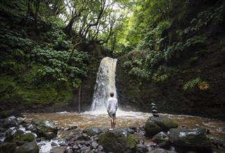 Hiker standing by the Salto do Prego waterfall