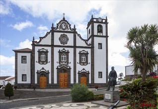 Church of Sao Jorge with monument by Antonio Alves de Oliveira
