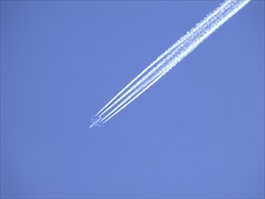 4 Steel jet with condensation trails