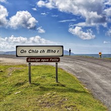 Welcome sign in Irish at the roadside