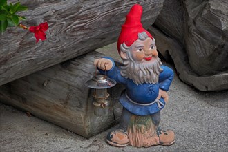 Garden gnome holding lamp
