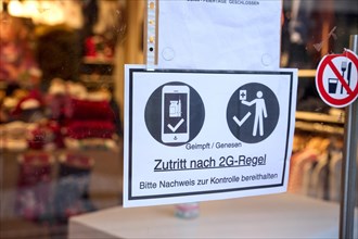 Signs point out the 2G rule in retail due to the Corona pandemic. Customers must be vaccinated or recovered. Mainz