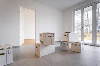 Flat removal boxes in an empty flat