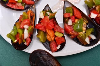 Stuffed mussel halves with chopped peppers
