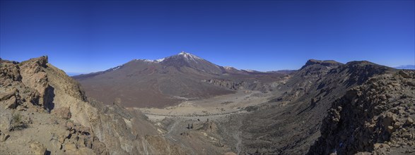 View from the edge of the caldera to the Teide