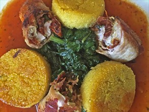 Polenta taler with spinach and ham roulades