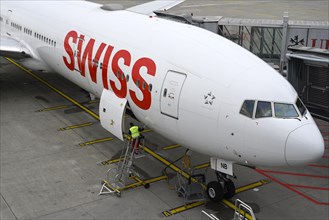 Close baggage door Aircraft Swiss Boeing 777-300