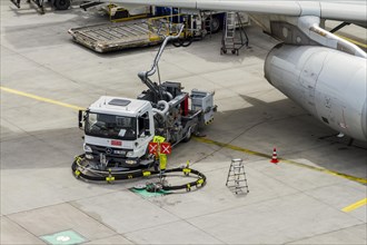 Refuelling vehicle on the tarmac at the airport