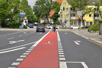 Red cycle path between the car lanes