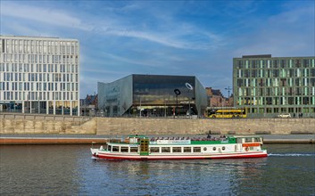 Excursion steamer on the Kapelle Ufer in the government district