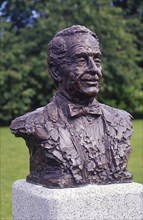 Statue on the Danish-American entertainer Viktor Borge