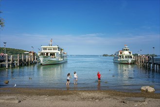Children playing and ships at the jetty of Herreninsel
