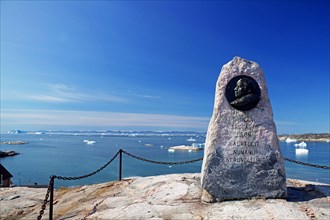 Stone monument on a hill to the explorer and discoverer Knud Rasmussen