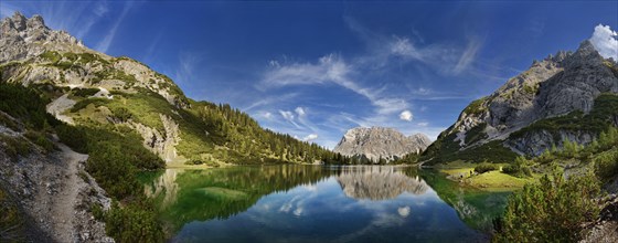Mountain panorama at Seebensee with the peaks of the Sonnenspitze