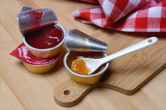 Jam in portion pack with spoon