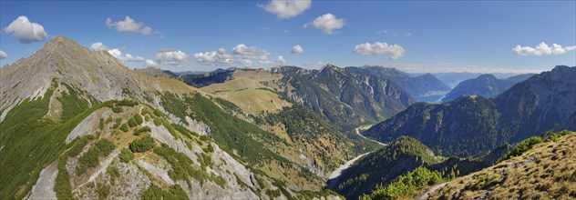 Panoramic view from Plumsjoch into the Pletzachbach valley to Pertisau to the Achensee with Mondscheinspitze