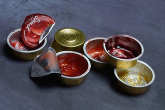 Various jams in portion packs