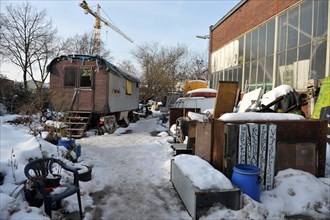 Outdoor area with caravan in the snow at the Kolbhalle