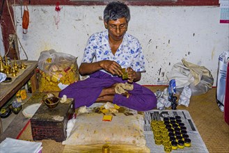 Lacquer manufactory with gold platelets