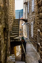 Alleys with steep stairs