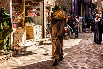 Man carries live chicken and dares to look at the gold jewellery