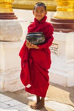 Monk with begging bowl in Shwezigon Pagoda