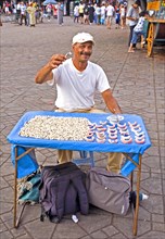 Tooth-tearers as a tourist attraction on the Jemaa El-Fna