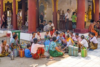 Pilgrims at Shwezigon Pagoda