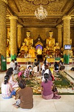 Glaebige in front of Buddha statues in shrine