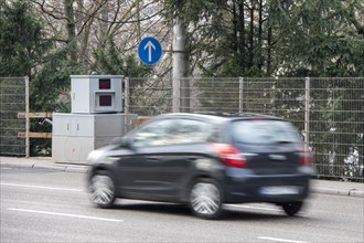 Speed monitoring by a mobile speed camera