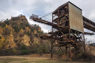Conveyor and sorting plant in a disused porphyry quarry