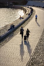 Passers-by and strollers on the banks of the Spree in Berlin's government district