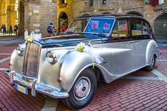 Rolls-Roys wedding car in Piazza Vecchia