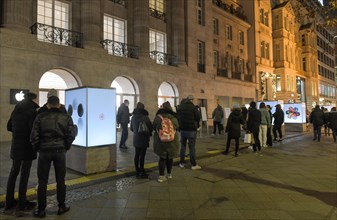 Queue at the Apple Store. Christmas shopping on the Kudamm