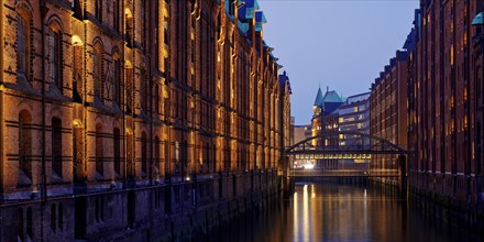 View from the sand bridge into Brooksfleet to the Kibbelsteg in the evening